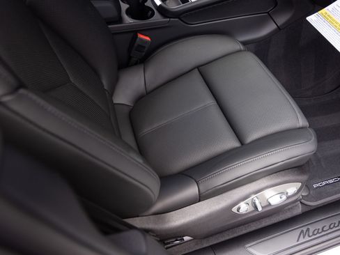 Certified 2026 Porsche Macan AWD/4WD image 34