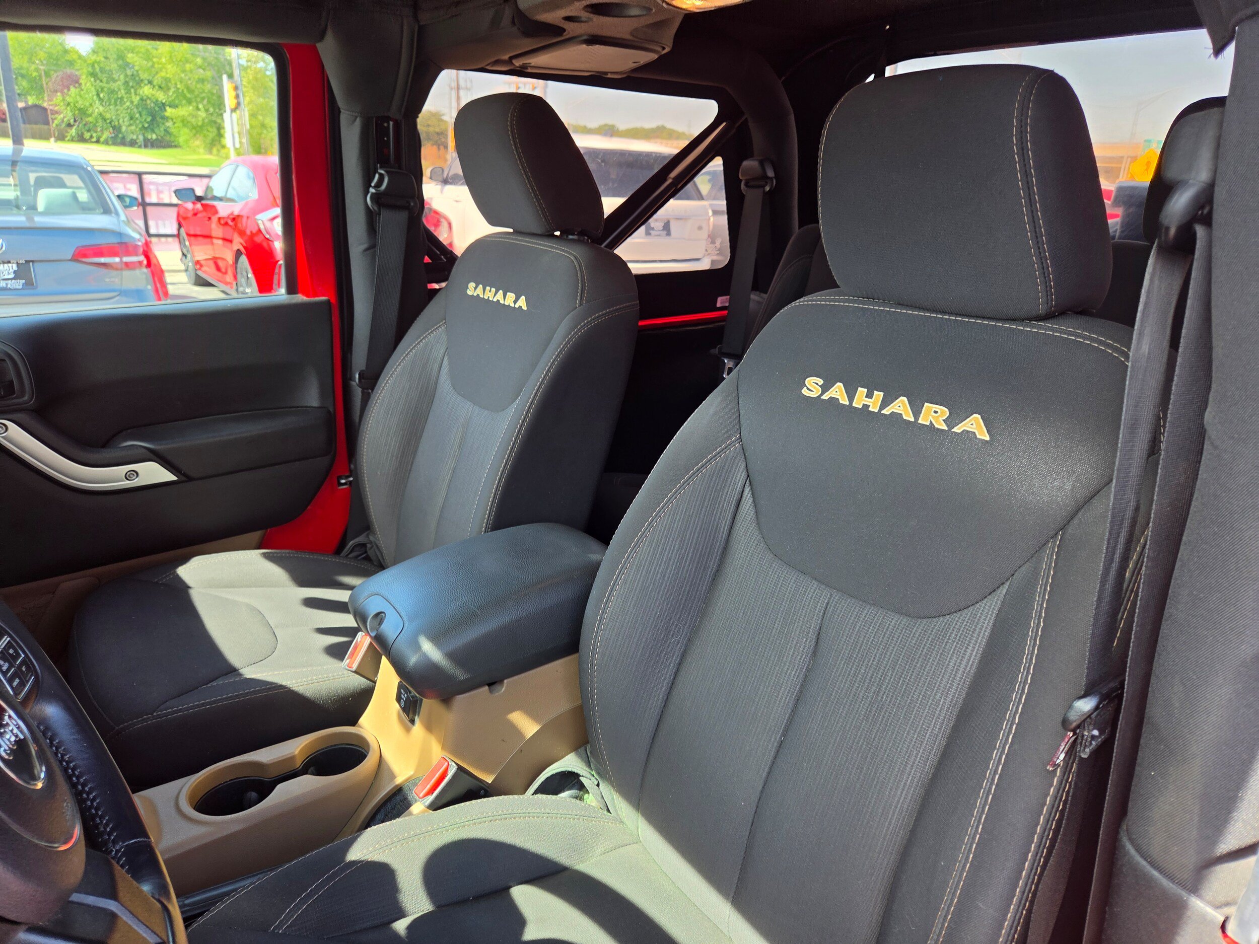 Used 2015 Jeep Wrangler Sahara w/ Connectivity Group AWD/4WD image 9