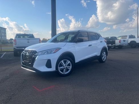 Used 2023 Nissan Kicks S image 2