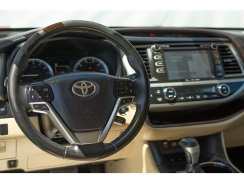 Used 2017 Toyota Highlander XLE FWD image 32