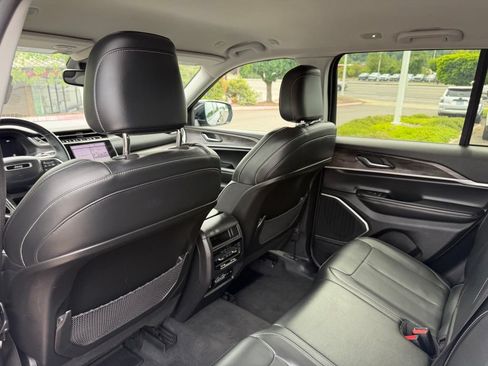 Used 2022 Jeep Grand Cherokee Limited AWD/4WD image 32