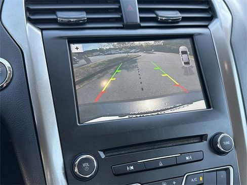 Used 2017 Ford Fusion SE w/ Fusion SE Technology Package image 30