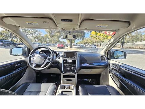 Used 2015 Chrysler Town & Country Touring image 17