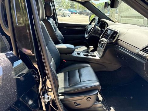 Used 2018 Jeep Grand Cherokee Overland AWD/4WD image 9
