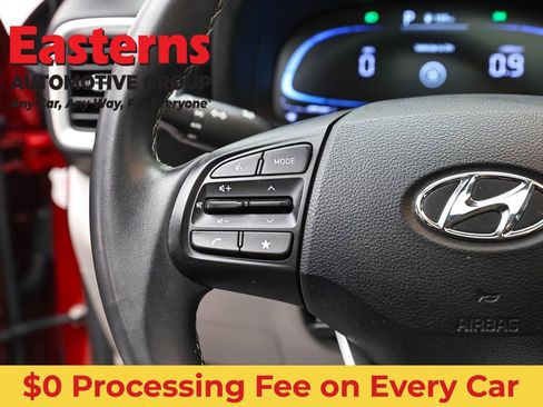 Used 2025 Hyundai Venue SEL FWD image 14