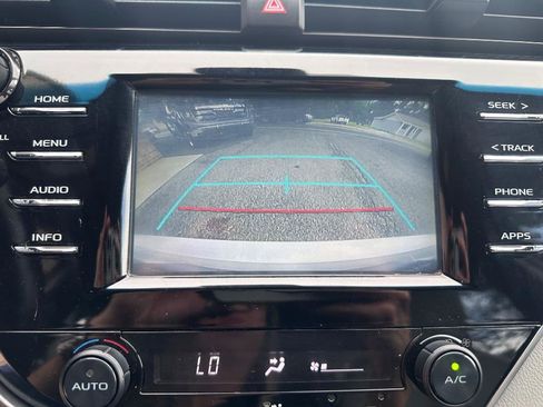 Used 2018 Toyota Camry SE FWD image 12