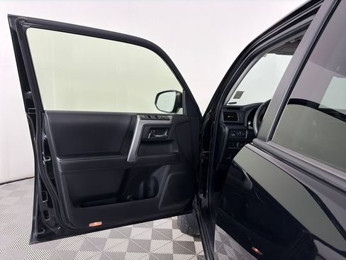 Used 2022 Toyota 4Runner SR5 AWD/4WD image 10