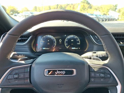 New 2025 Jeep Grand Cherokee Altitude image 18