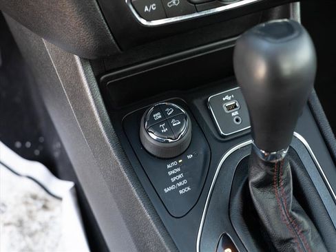 Used 2021 Jeep Cherokee Trailhawk w/ Sun, Sound & Nav Group image 17