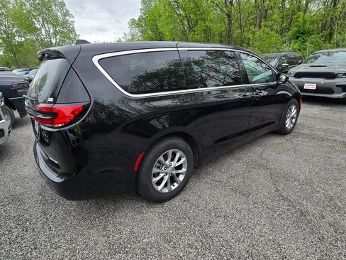 Used 2026 Chrysler Pacifica Limited FWD image 8