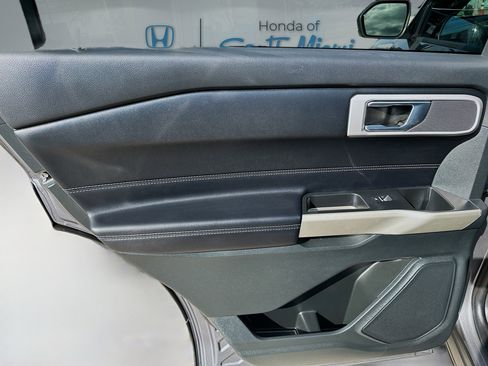 Used 2021 Ford Explorer XLT image 25