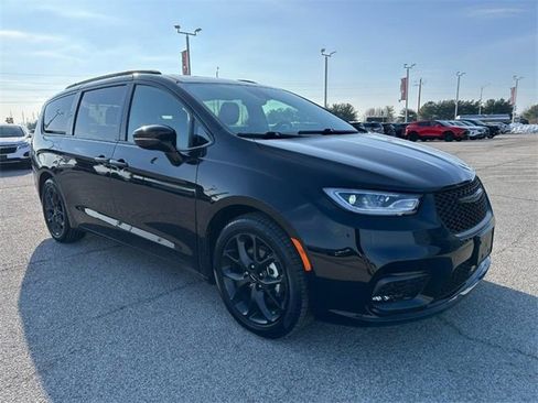 Used 2025 Chrysler Pacifica Limited image 8