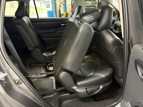 Used 2025 Toyota Highlander XLE image 21
