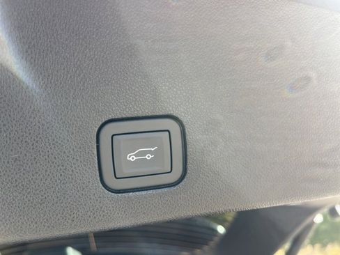 New 2025 Cadillac XT6 Luxury image 7