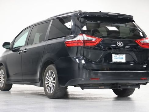 Used 2020 Toyota Sienna XLE w/ XLE Navigation Package FWD image 8
