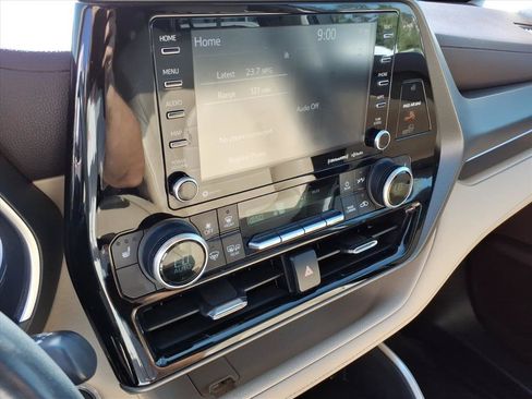 Used 2021 Toyota Highlander XLE AWD/4WD image 32