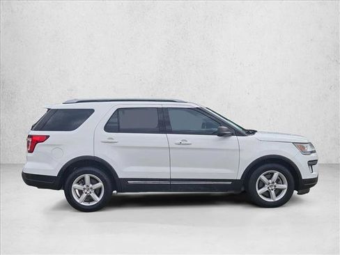 Used 2018 Ford Explorer XLT FWD image 4