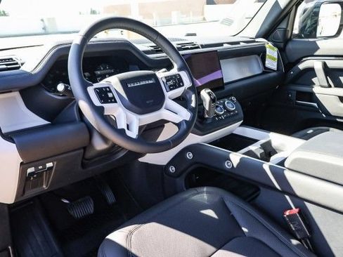 Certified 2025 Land Rover Defender 90 X-Dynamic SE AWD/4WD image 18