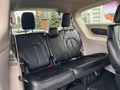 Used 2024 Chrysler Pacifica Touring-L image 15
