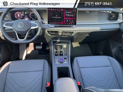 Used 2025 Volkswagen Tiguan SE AWD/4WD image 32