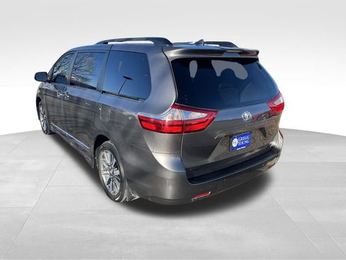 Used 2018 Toyota Sienna XLE image 3