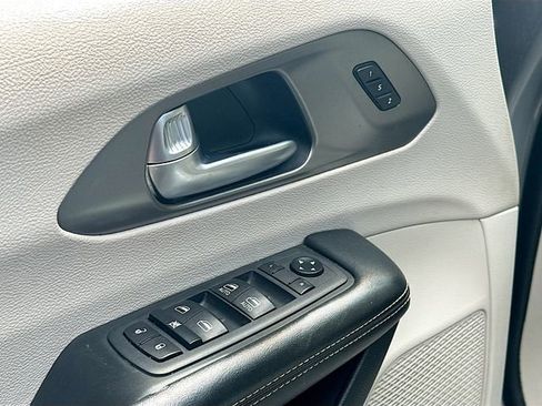 Used 2021 Chrysler Pacifica Touring-L FWD image 18