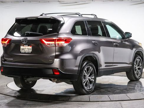 Certified 2019 Toyota Highlander Plus w/ Carpet Mat Package (TMS) FWD image 5