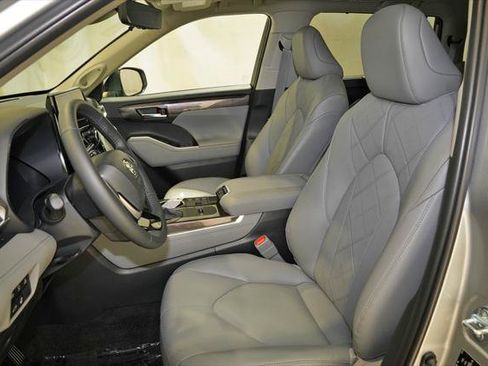 Certified 2024 Toyota Highlander Platinum AWD/4WD image 13