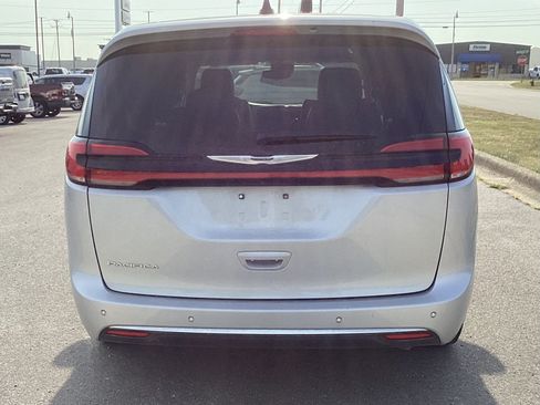Used 2024 Chrysler Pacifica Touring-L FWD image 6