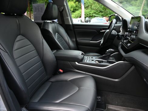 Used 2021 Toyota Highlander XLE AWD/4WD image 21