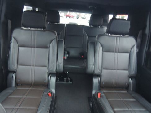 Used 2025 Chevrolet Suburban High Country image 45