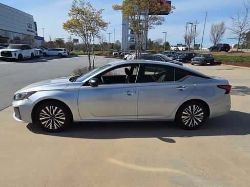 Used 2024 Nissan Altima 2.5 SV FWD image 9