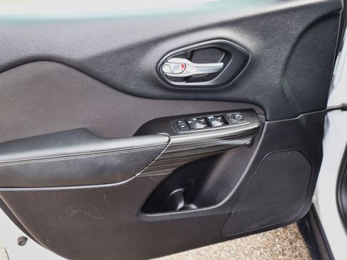 Used 2014 Jeep Cherokee Latitude w/ Comfort/Convenience Group image 13