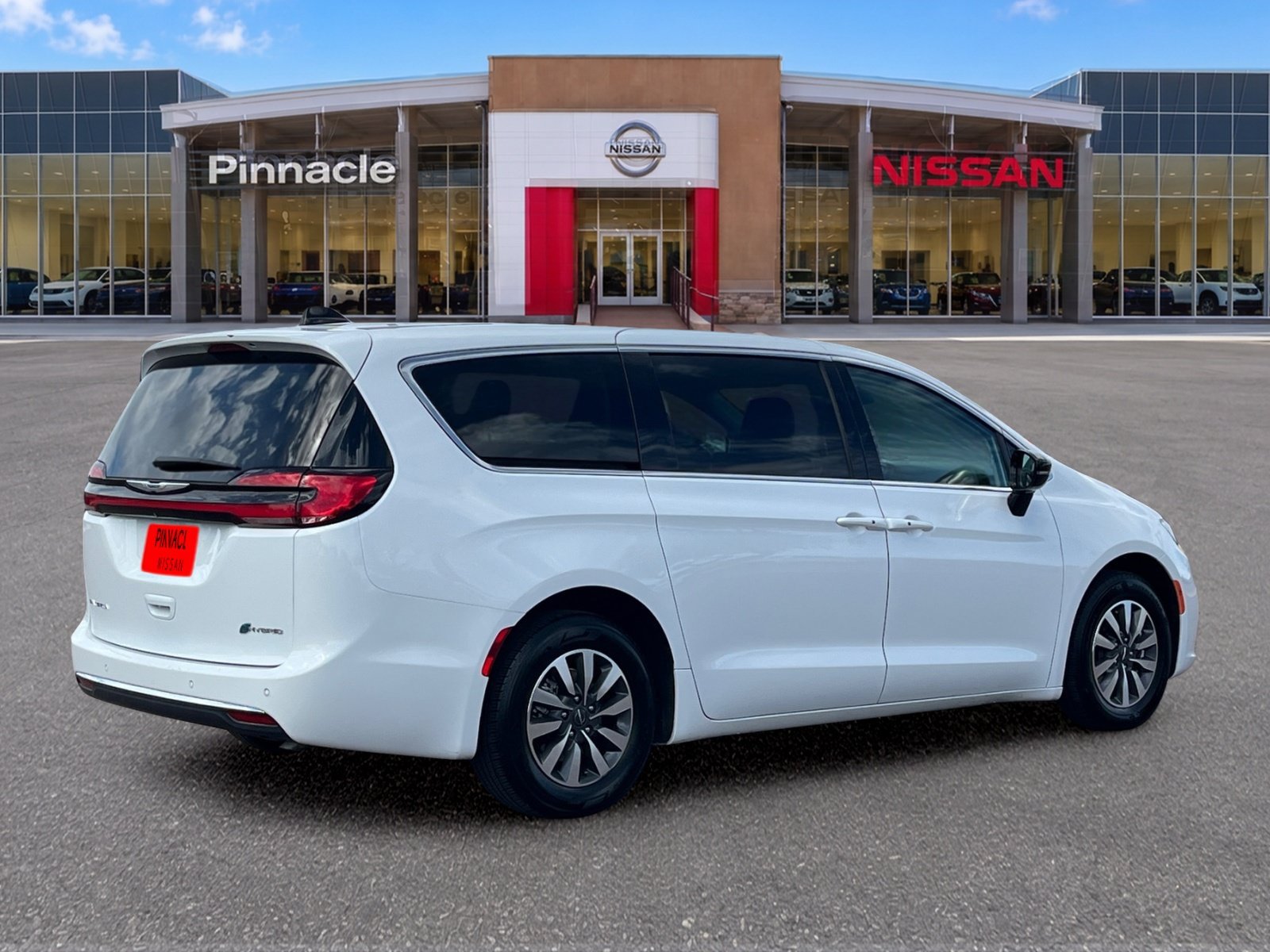 Used 2024 Chrysler Pacifica Limited FWD image 5