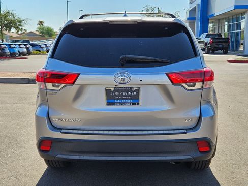 Used 2017 Toyota Highlander Plus w/ Protection Package #3 FWD image 4