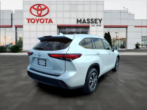 Used 2023 Toyota Highlander XLE AWD/4WD image 3