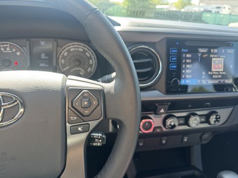 Used 2017 Toyota Tacoma TRD Off-Road w/ Tow Package (A/T) AWD/4WD image 32