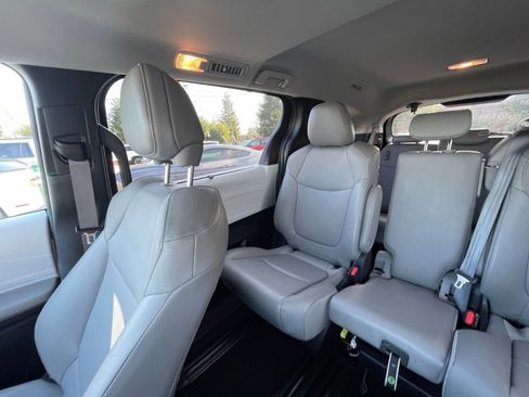 Used 2025 Toyota Sienna XLE image 43