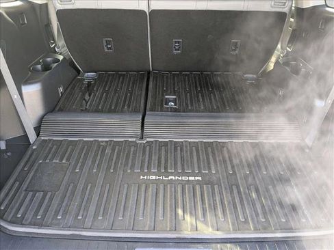 Used 2023 Toyota Highlander XLE image 6