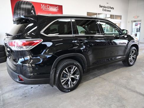 Used 2016 Toyota Highlander XLE w/ Four Season Floor Mat Package image 5