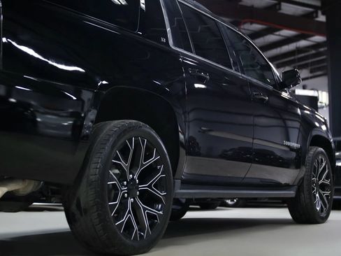 Used 2019 Chevrolet Suburban LT image 12