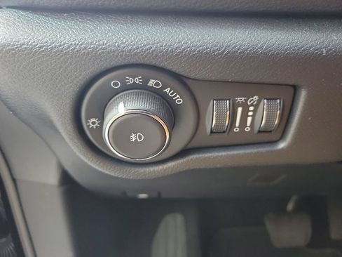 Used 2025 Chrysler Pacifica Pinnacle AWD/4WD image 13