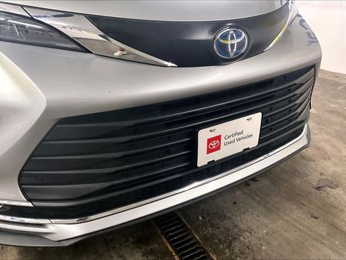 Certified 2024 Toyota Sienna XLE image 33