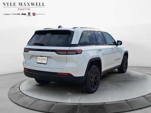 New 2025 Jeep Grand Cherokee Altitude image 16