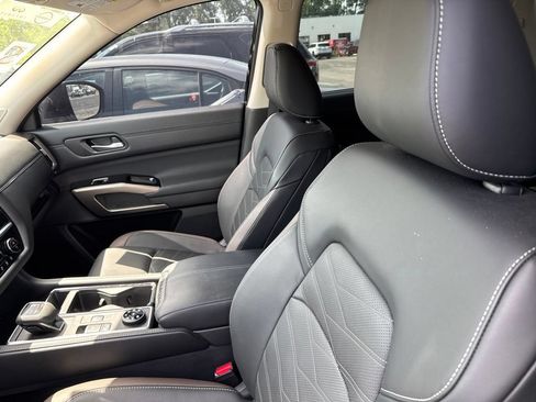 Certified 2025 Nissan Pathfinder Platinum AWD/4WD image 12