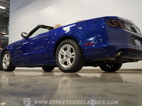 Used 2014 Ford Mustang Convertible RWD image 26