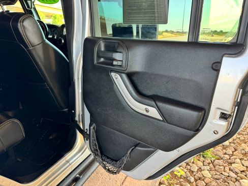 Used 2012 Jeep Wrangler Unlimited Rubicon AWD/4WD image 21