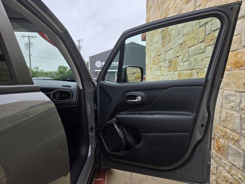 Used 2020 Jeep Renegade Altitude FWD image 8