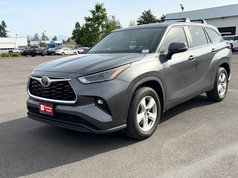 Used 2023 Toyota Highlander LE FWD image 2