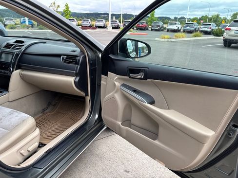 Used 2012 Toyota Camry XLE w/ Leather Pkg FWD image 16